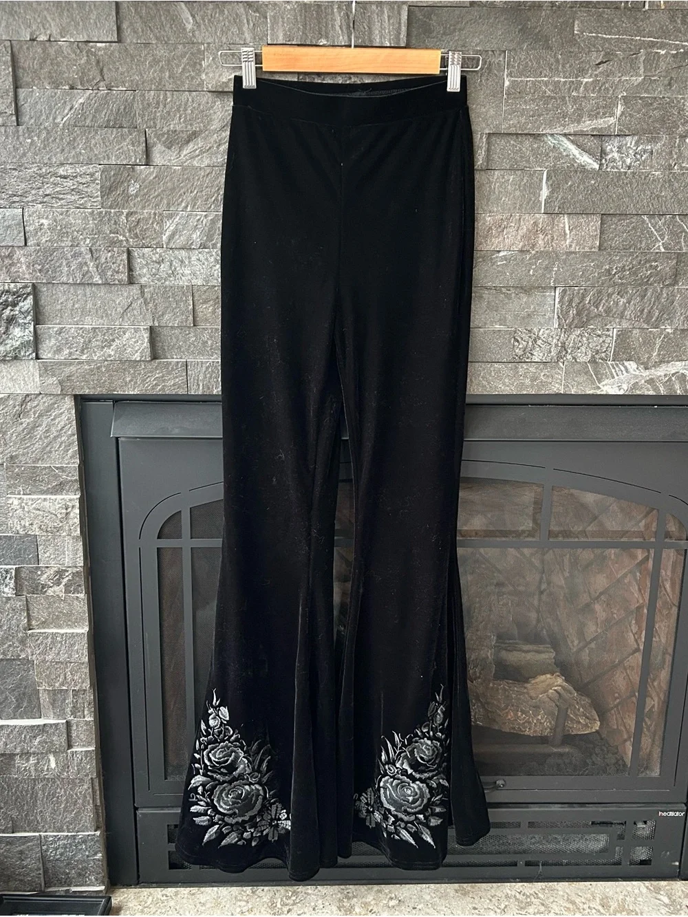 Killstar - [NWTs]A Devil’s Rose Velvet Embroidered Flares - Picture 3 of 7